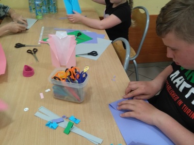 Dzieci wykonują laurki (2)