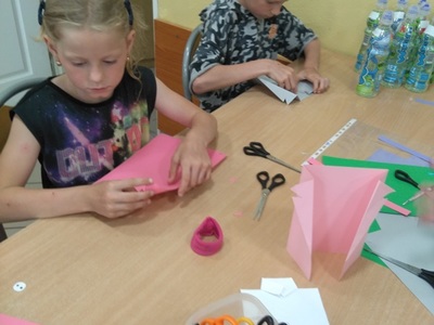 dzieci wykonują laurki (3)
