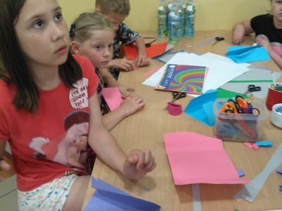 Dzieci wykonują laurki (4)