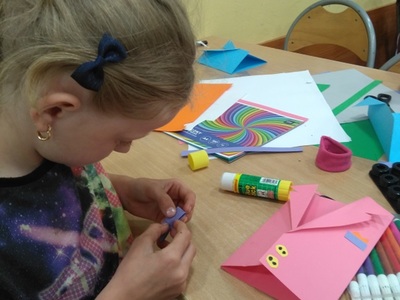 dzieci wykonują laurki (5)