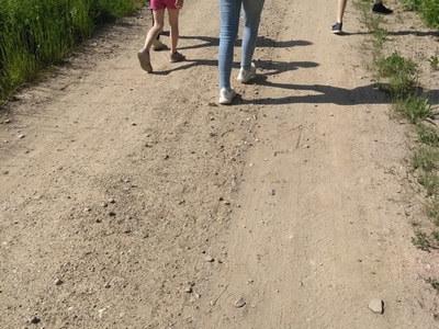 dzieci szukają uciekającej grupy po śladach