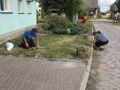 Uczestnicy projektu Program Aktywności Lokalnej - prace porządkowe przy sali w Pałowie