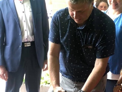Przecięcie wstążki przez Pana Marka Leśniewskiego Dyrektora Centrum Kultury i Sportu w Postominie