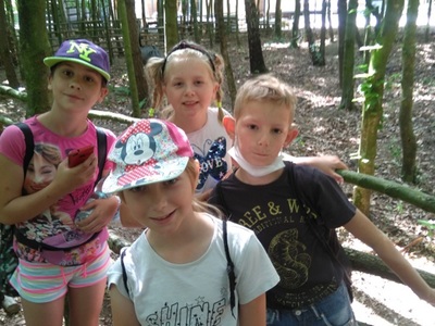 Dzieci zwiedzają ZOO