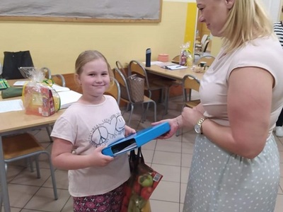 Kierownik GOPS wręcza paczkę dziewczynce