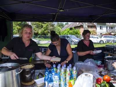 stoisko z bigosem i grochówką oraz chlebem ze smalcem