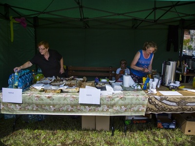 stoisko z napojami i ciastem