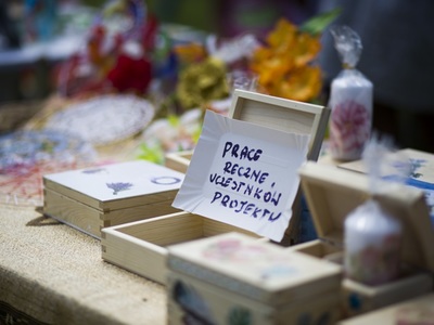 stoisko z pracami ręcznymi uczestników projektu Program Aktywności Lokalnej