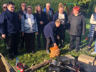 DZIEŃ ZIEMNIAKA-PIECZENIE ZIEMNIAKÓW W OGNISKU ORAZ KIEŁBASEK