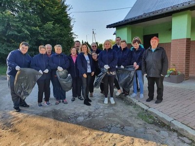 UCZESTNICY BIORĄCY UDZIAŁ W DNIU SPRZĄTANIA ŚWIATA