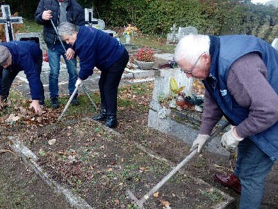 Porządki na opuszczonych grobach przez uczestników projektu Program Aktywności Lokalnej