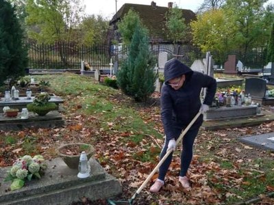 Sprzątanie opuszczonych  grobów na cmentarzu  w  Pałowie