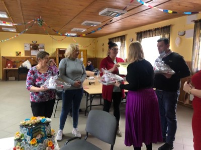 Wręczenie nagród zwycięzcom przez kierownika Gops w Postominie