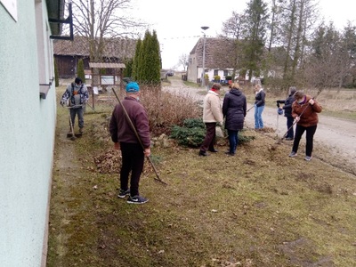 Porządki na trawniku przy sali w której odbywają się zajęcia w ramach projektu Program Aktywności Lokalnej