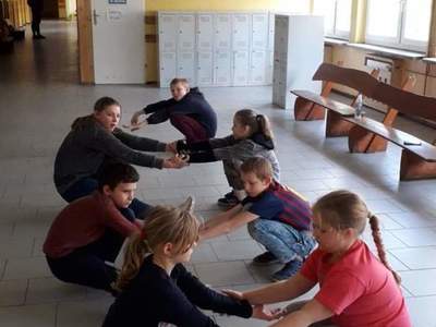 Dzieci dobierają się parami do kolejnych zmagań