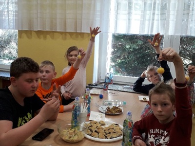 dzieci trzymające breloczki