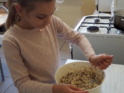 dziewczynka robiąca masę do pysznych ciasteczek