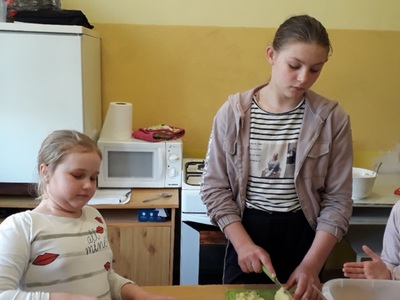 dziewczynki i Zdrowa sałatka warzywna
