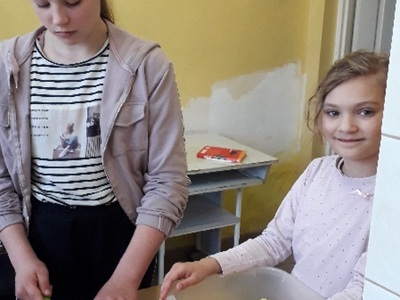dziewczynki kroją ziemniaki do sałatki