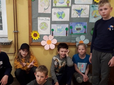 Plakaty dzieci na Dzień Ziemi. 