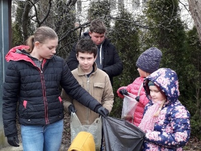 dzieci trzymające worki na śmieci 