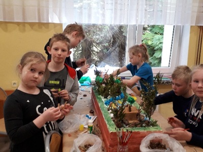 dzieci tworzą makietę