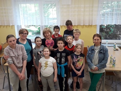 grupa dzieci i pożegnanie nauczycielki