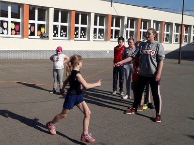 udany skok wykonany przez dziewczynkę