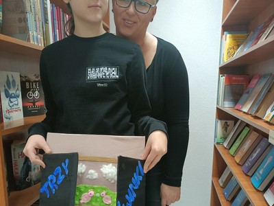 dziecko z ilustracją książki sensorycznej