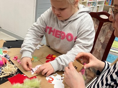 dzieci tworzą książki sensoryczne