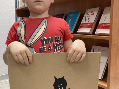 dziecko z ilustracją książki sensorycznej