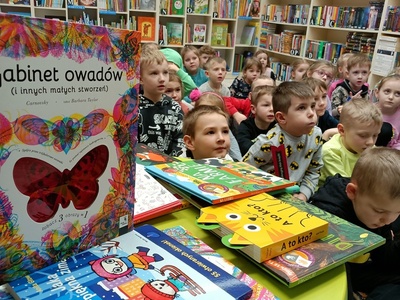 dzieci siedzą na dywanie