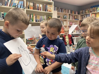 dzieci liczą na kartce biedronki