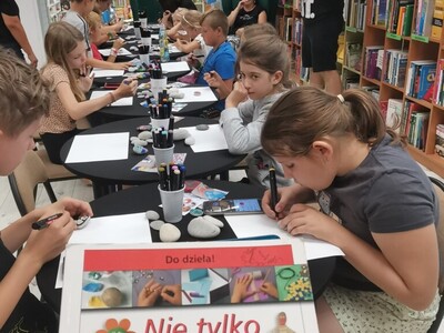 dzieci malują kamienie