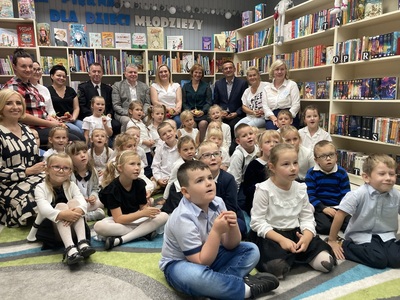 wspólne zdjęcie dzieci z z zaproszonymi gośćmi, którzy czytali książki