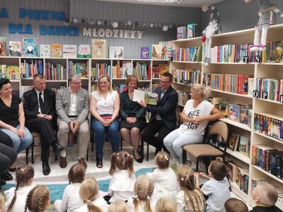 wójt Janusz Bojkowski czyta dzieciom książkę