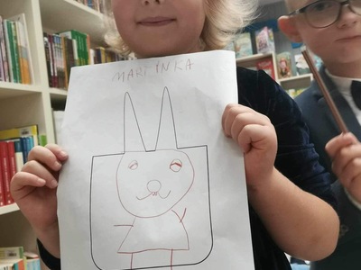 dziewczynka z pracą plastyczną
