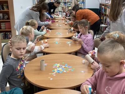 dzieci tworzą prace plastyczne