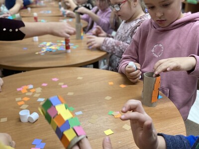dzieci tworzą prace plastyczne