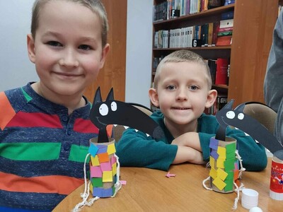 Dzieci prezentują prace plastyczną