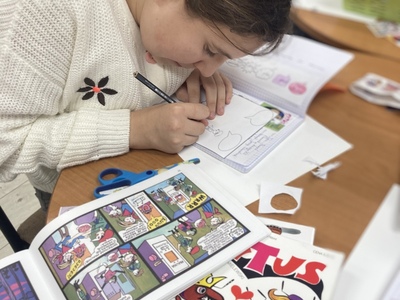 dziewczyna rysuje historyjkę komiksową