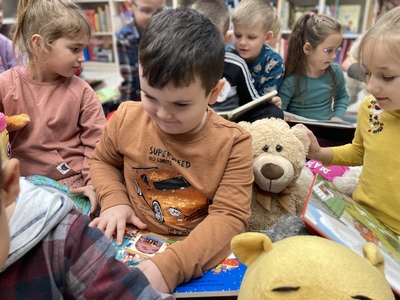 dzieci z książkami