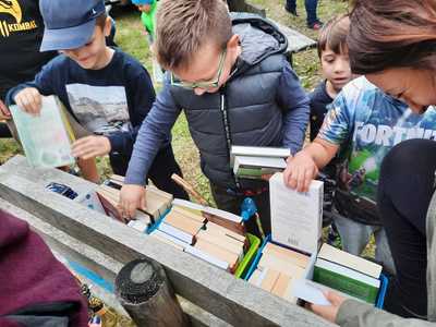 uczestnicy rajdu wybierają książki ze skrzynki