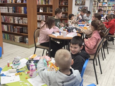 dzieci robią bałwany ze skarpet w bibliotece