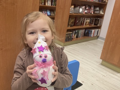 dzieci robią bałwany ze skarpet w bibliotece