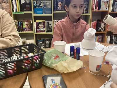 dzieci robią bałwany ze skarpet w bibliotece