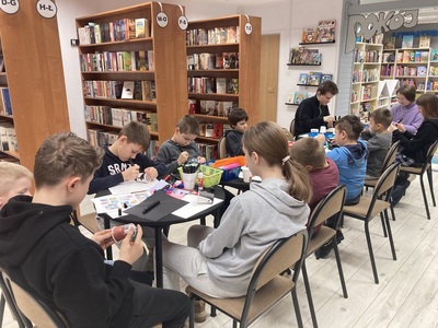 uczestnicy tworzą papierowe wyrzutnie