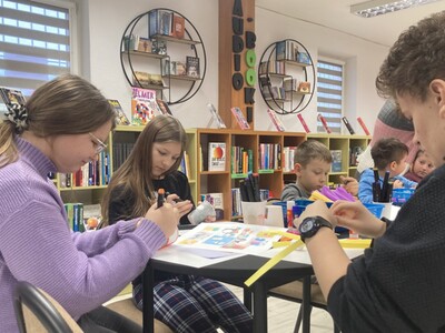 uczestnicy tworzą papierowe wyrzutnie