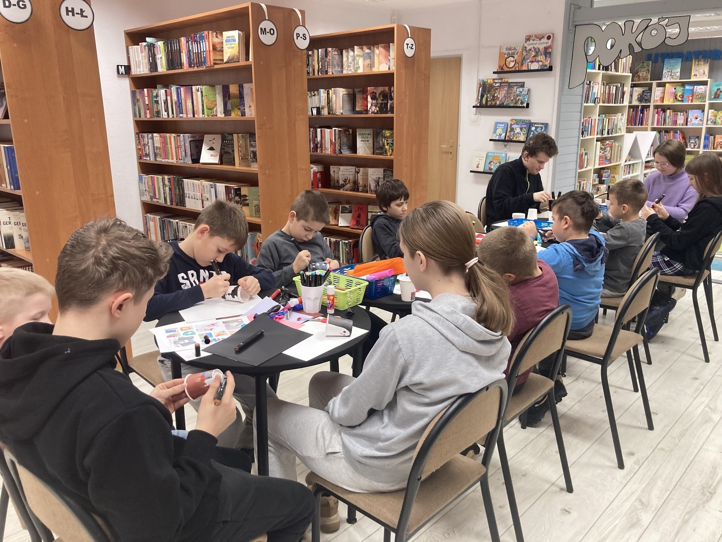 uczestnicy tworzą papierowe wyrzutnie
