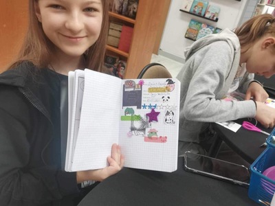 uczestniczka DKK  prezentuje recenzję książki